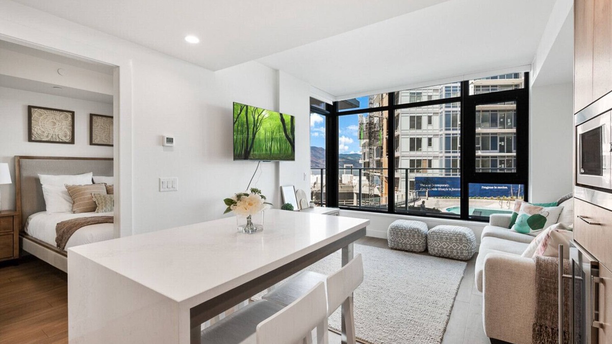 South Pandosy Condo | AQUA Corner Unit w Balcony and Amazing View #614