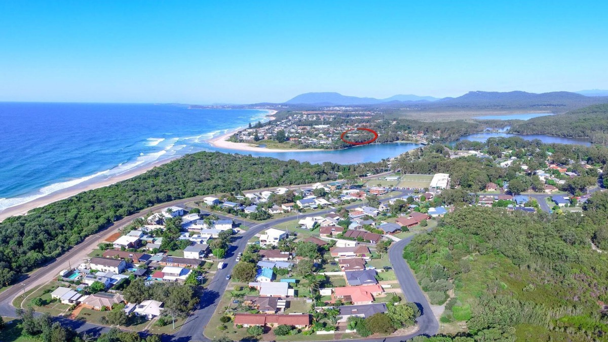 Lake Cathie House | Aqua Cottage - lakefront cottage with easy access to the beach