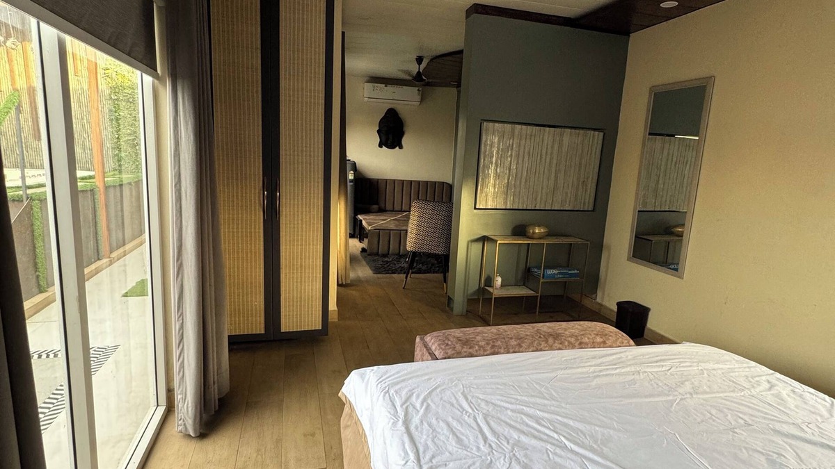 Patel Nagar Apartment | Aqua Sky Terrace Floor with Suite room- 1 Full size bed and 1 Sofa Bed W Jacuzzi