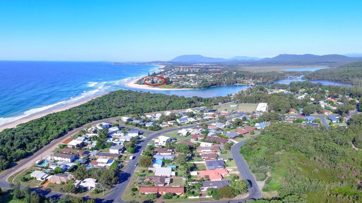 Lake Cathie Villa | Aqua View - cozy villa opposite the lake
