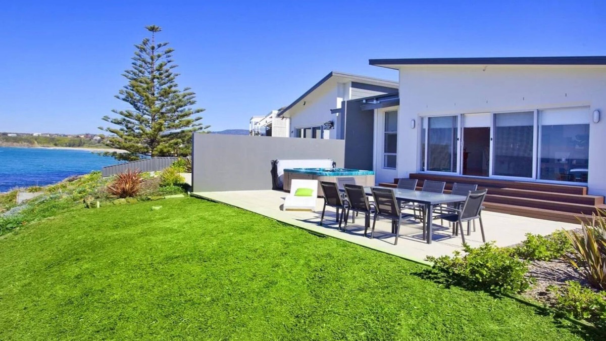 Kiama Downs House | Aqua - views over Jones Beach