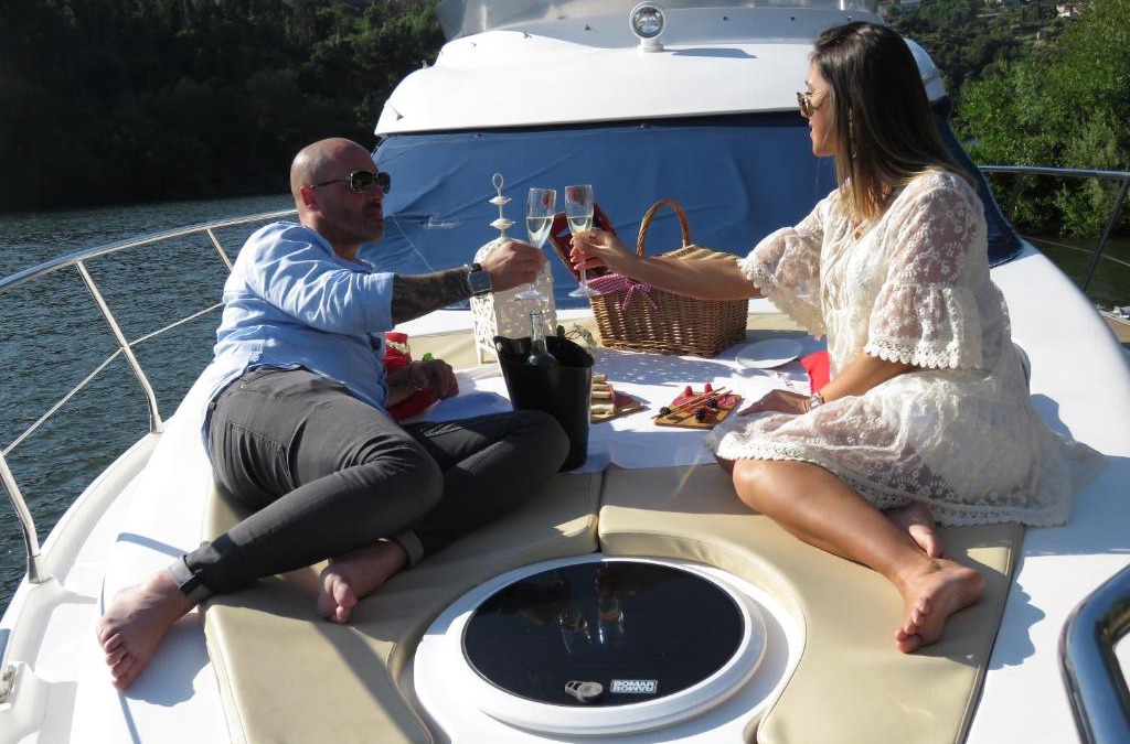 Cinfaes Boat Rental | AQUADOURO Yacht RADAMES - Sleep Boat Experience