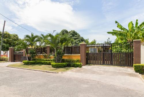 Molynes Gardens House | AquaHaven Retreat in Kingston