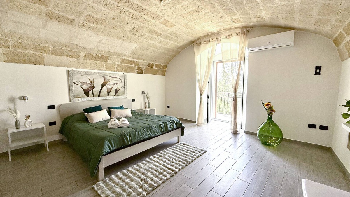 Gravina in Puglia Apartment | Aquamirae - Historic home with panoramic balcony -