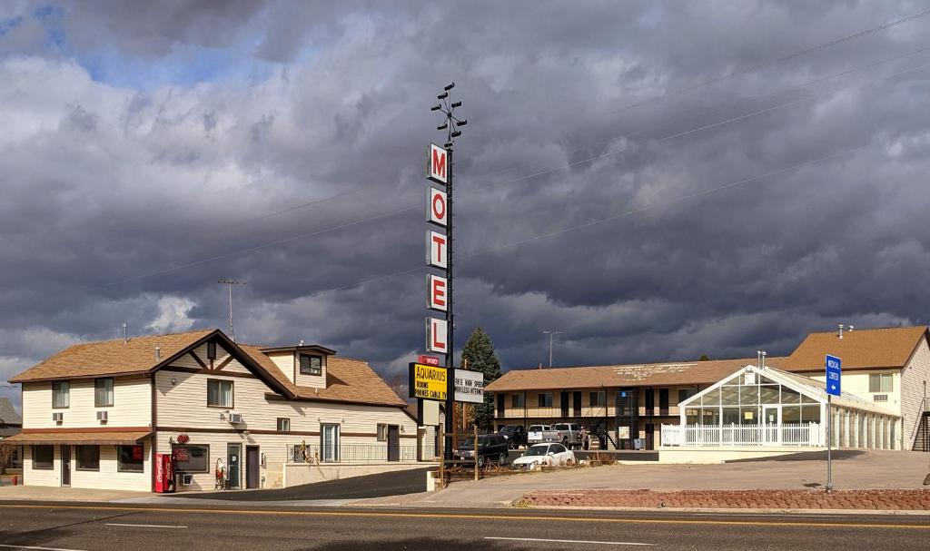 Bicknell Hotel | Aquarius Inn
