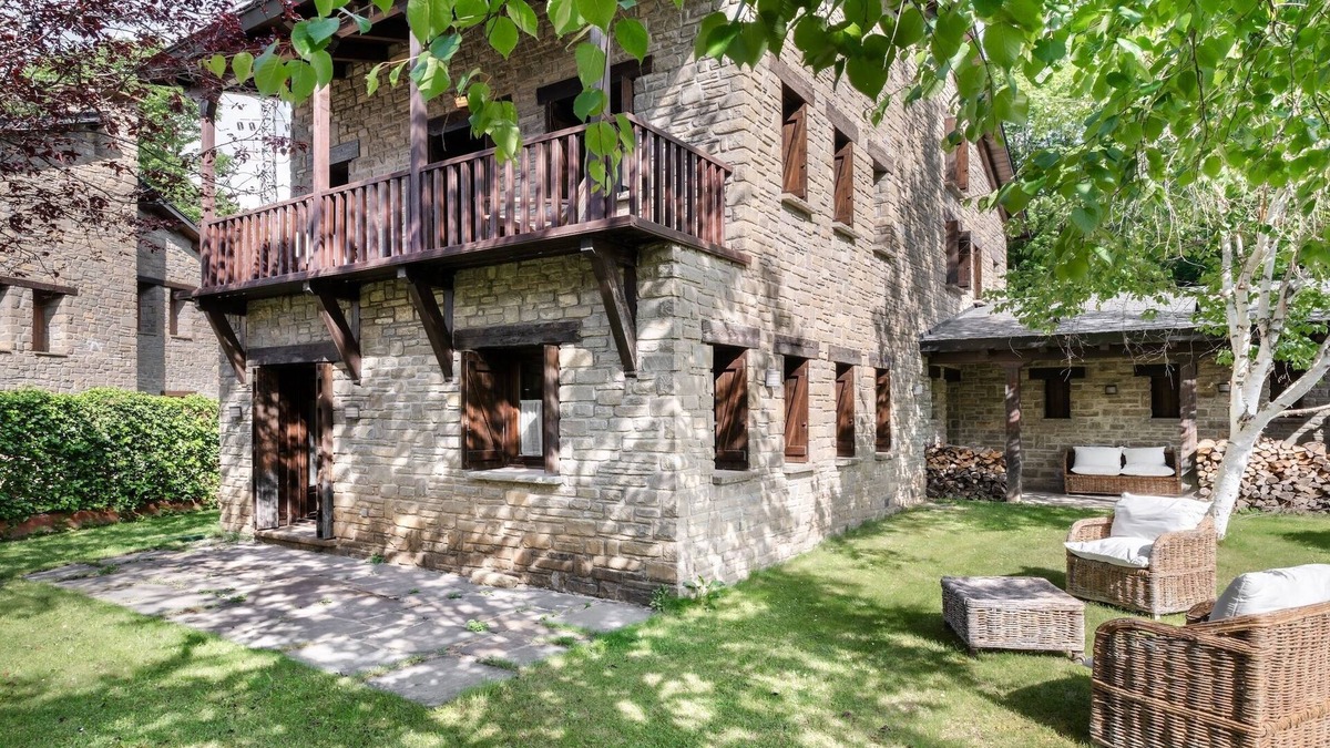 Hoz de Jaca Ski Chalet | AQUATERRA LODGES LUXURY
