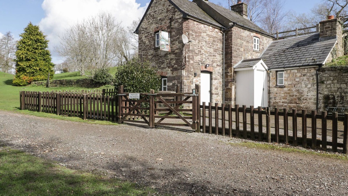 Llanvair Kilgeddin Cottage | AQUEDUCT COTTAGE, pet friendly, with open fire in Penperlleni