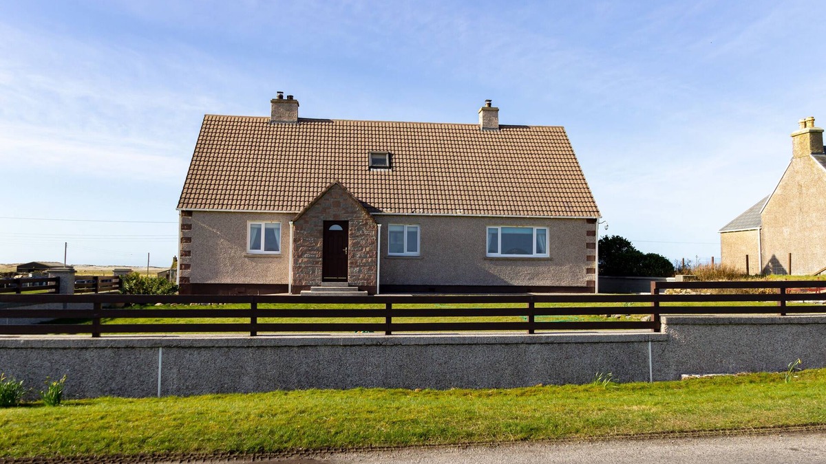 Baleshare Cottage | AR DACHAIGH, pet friendly, with open fire in Lochmaddy, North Uist