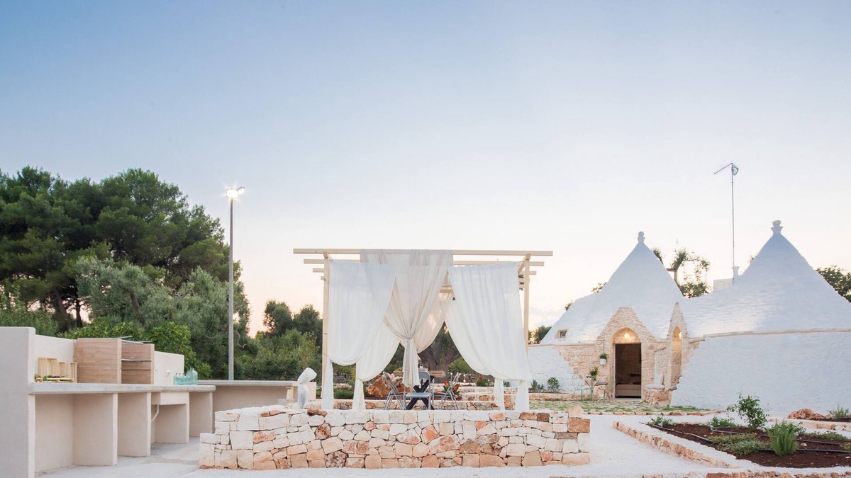 Ceglie Messapica House | arabesque trulli, 3 cones of which 2 communicating for a total of 5 beds