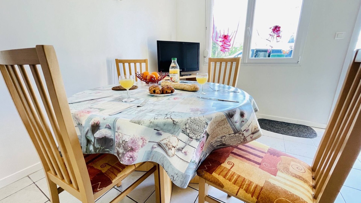 Forges-les-Bains Apartment | Aramis : Apartment 300 meters from the thermal baths (free parking)