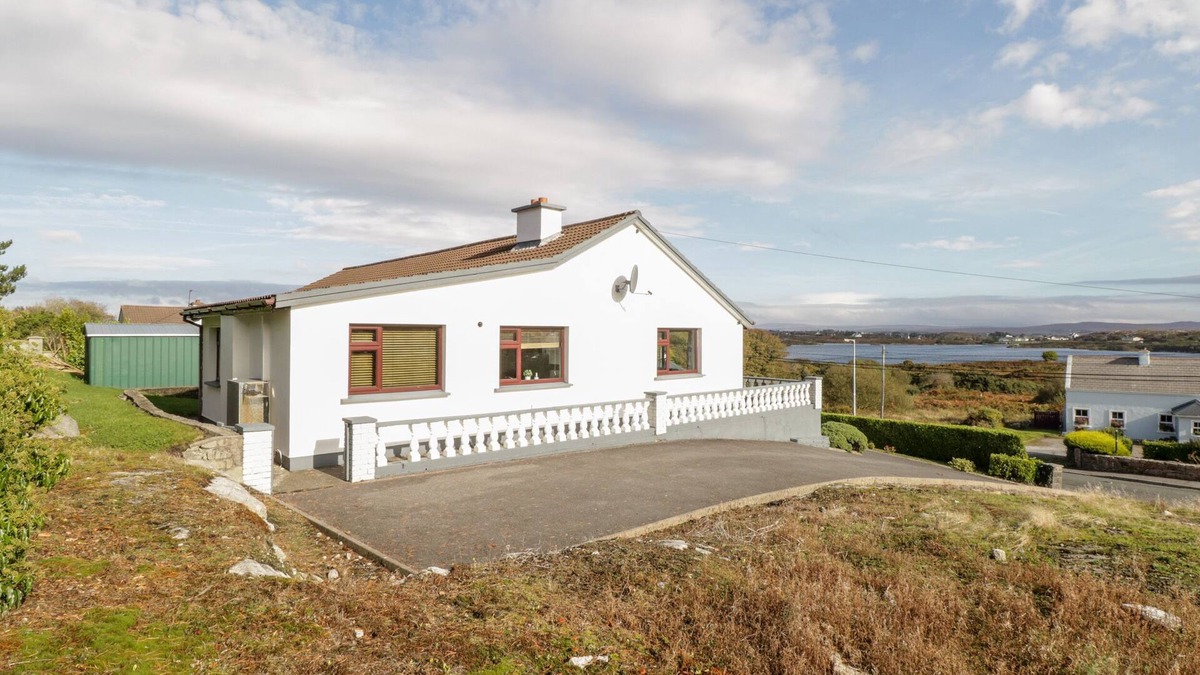 Carraroe Cottage | ARAS IOSGAN, family friendly in Carraroe, County Galway