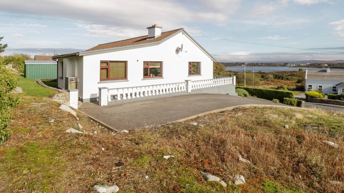 Carraroe Cottage | ARAS IOSGAN, family friendly in Carraroe, County Galway