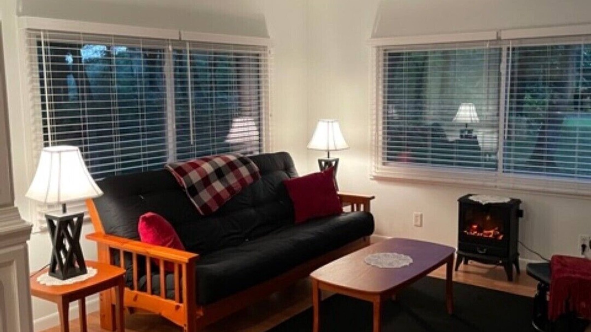 Lyndon Station Cottage | Arbor Acres Cottage! Bright, cheery, cozy and ready for you right by Wis Dells!