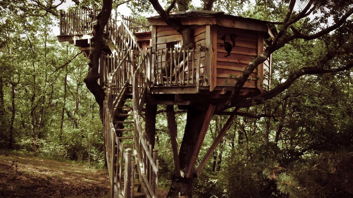 Peyrissas House | ARBRAKABANE, perched huts and caravans