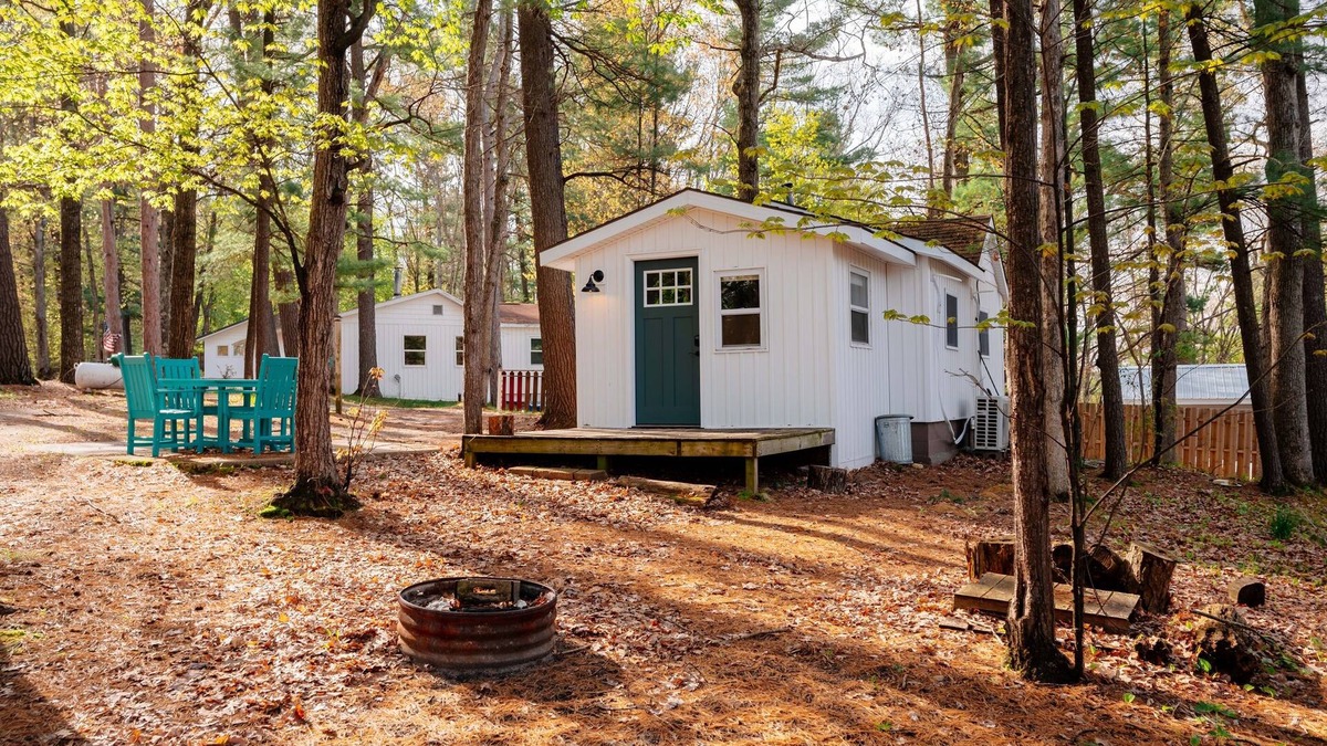 Mayfield Cottage | Arbutus Lake Cozy Cabin-Pontoon Rentals Available