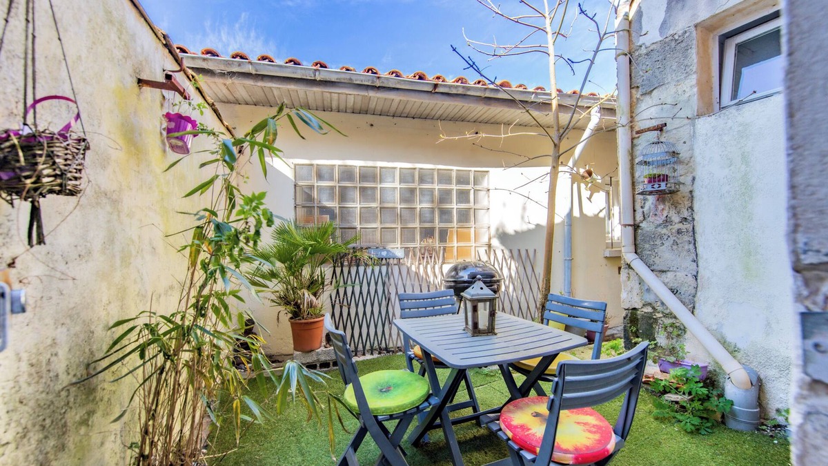 Lesparre-Medoc House | Arc-en-Ciel House in Lesparre-Médoc – 3 Bedrooms, Private Courtyard & Barbecue