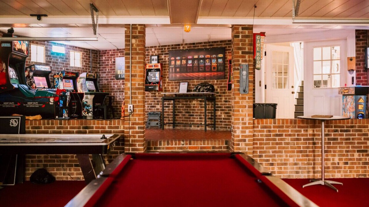 Greenville House | Arcade Adventure! 6-Bedroom Stay near Football Stadium