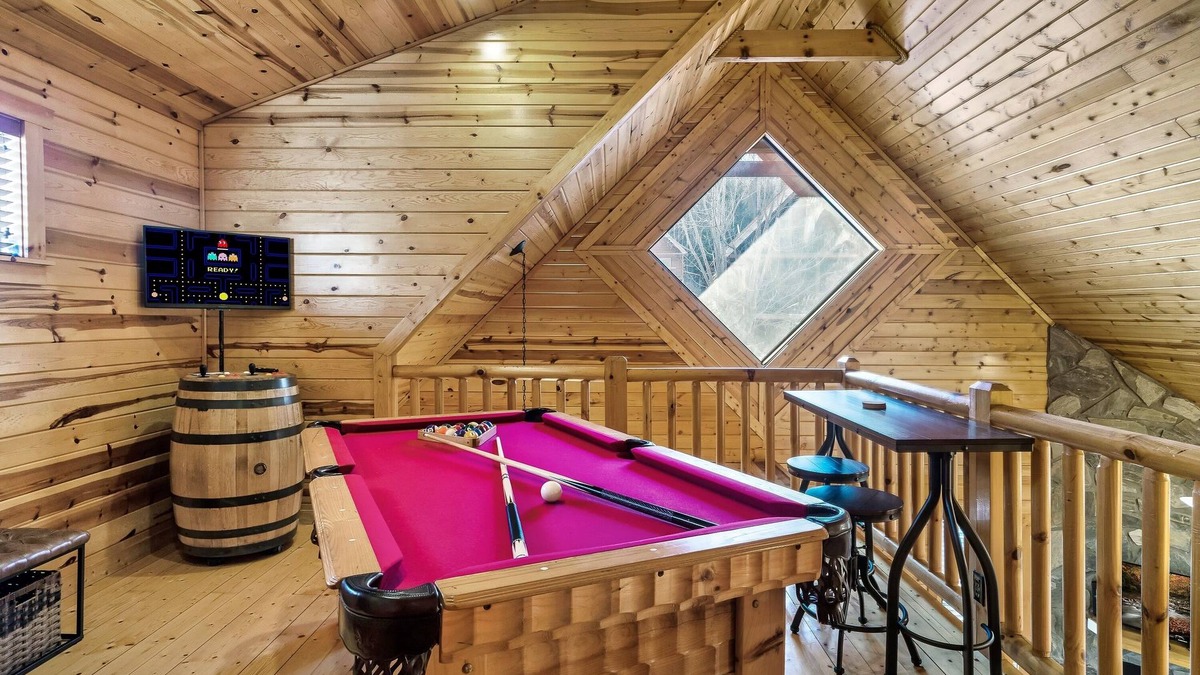 White Oak Lodge Cabin | Arcade, Pool Table, Hot Tub, WiFi, Wheelchair Accessible in Smoky Mountains