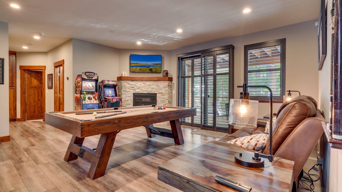 Pioneer Trail House | Arcades, Sauna, Spa, Pool Table, Dreamy Chefs Kitchen: The Lodge