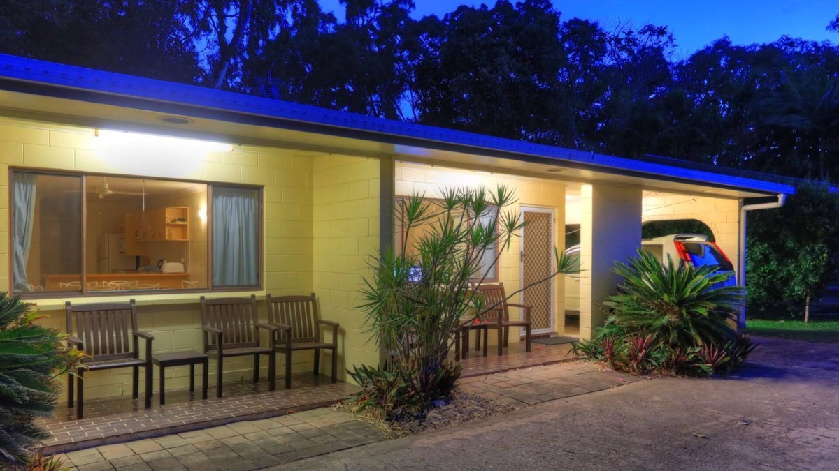 Arcadia Apartment | Arcadia Palms 2 - Tasteful and light-filled apartment just steps to Alma Bay, with complex pool