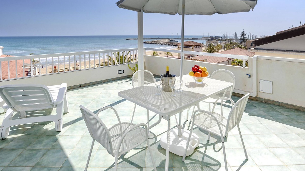 Marina di Ragusa Apartment | Archimede, central apartment with view in Marina di Ragusa