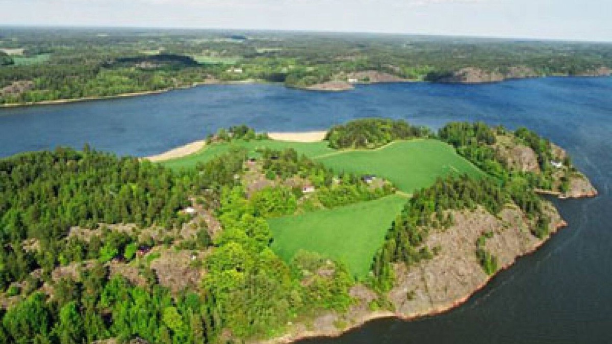 Norrkoping Municipality House | Archipelago cottage with lake views in all 3 directions