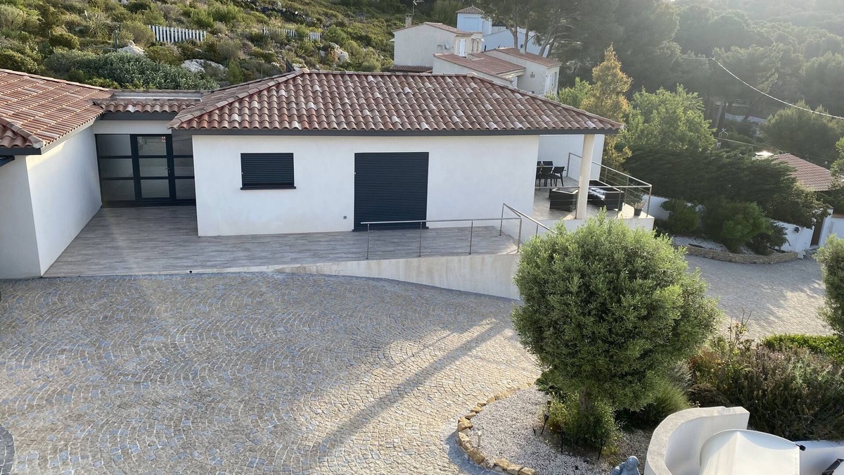 Ensues-la-Redonne House | architect-designed villa on private estate. Swimming pool open with dates and times.