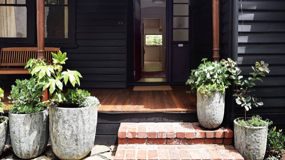 Abbotsford Villa | Architect designed 3 bedrm, 2 bathrm, BBQ & garden