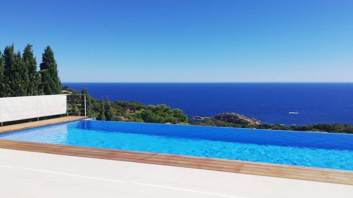 Tamariu Villa | Architect- villa, heated infinity pool, stunning 360° sea/mountain view, WIFI