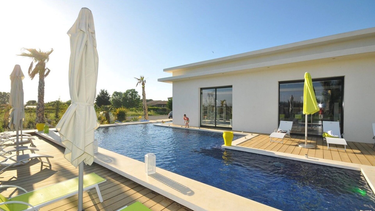 Marsillargues House | Architect villa with interior patio not overlooked on 4000m2 of land.