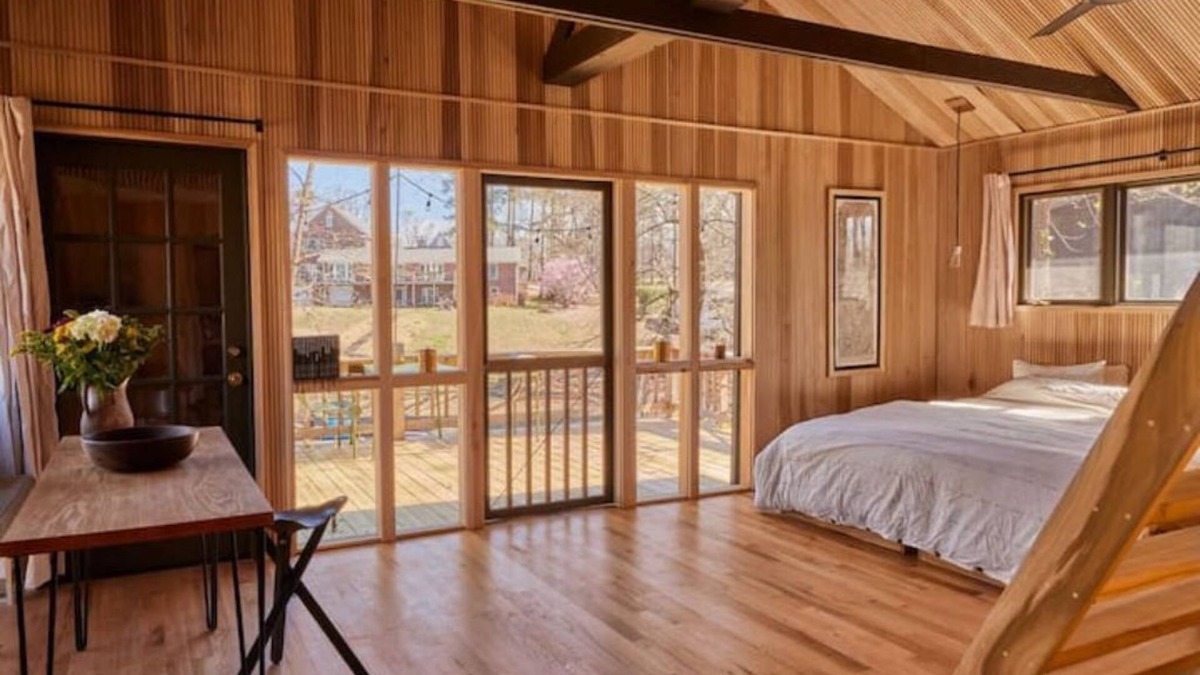 Florence Cabin | Architectural Lakeside Experience at Poplar Cabin