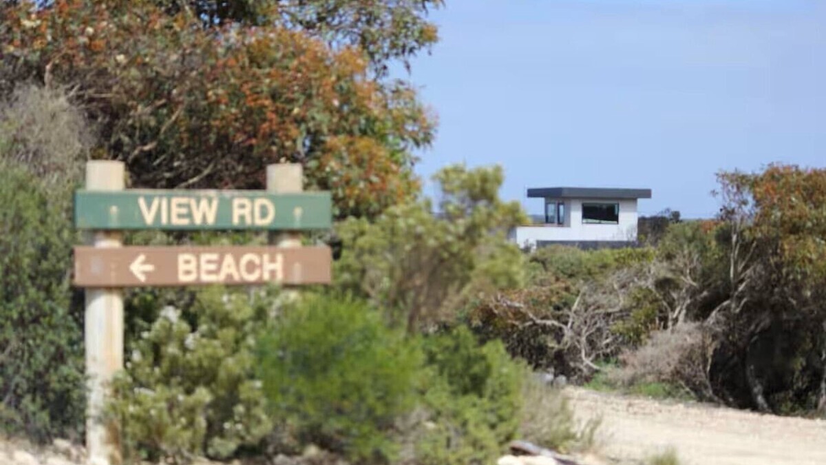 Newland House | Architecturally designed - off grid adventure & close to beach, awesome views