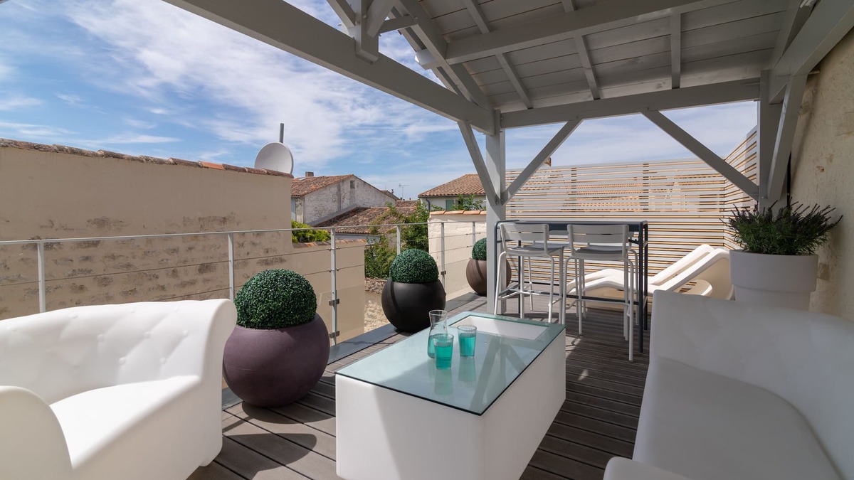 Ars-en-Re House | Architecturally remodelled and renovated village house