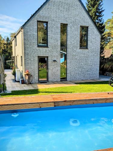 Buchholz in der Nordheide House | Architektenhaus mit Spielplatz, Sauna & Pool am Wald nahe Hamburg
