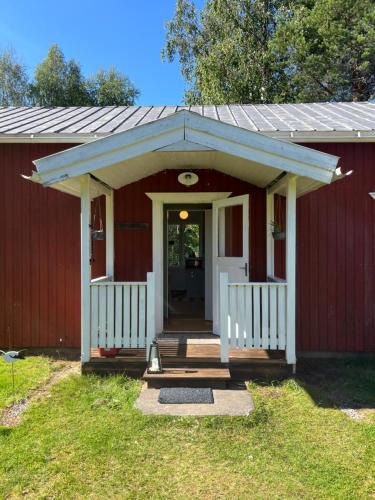Jorn House | Arctic Hearts - Kleines Schwedenhaus im Wald am See
