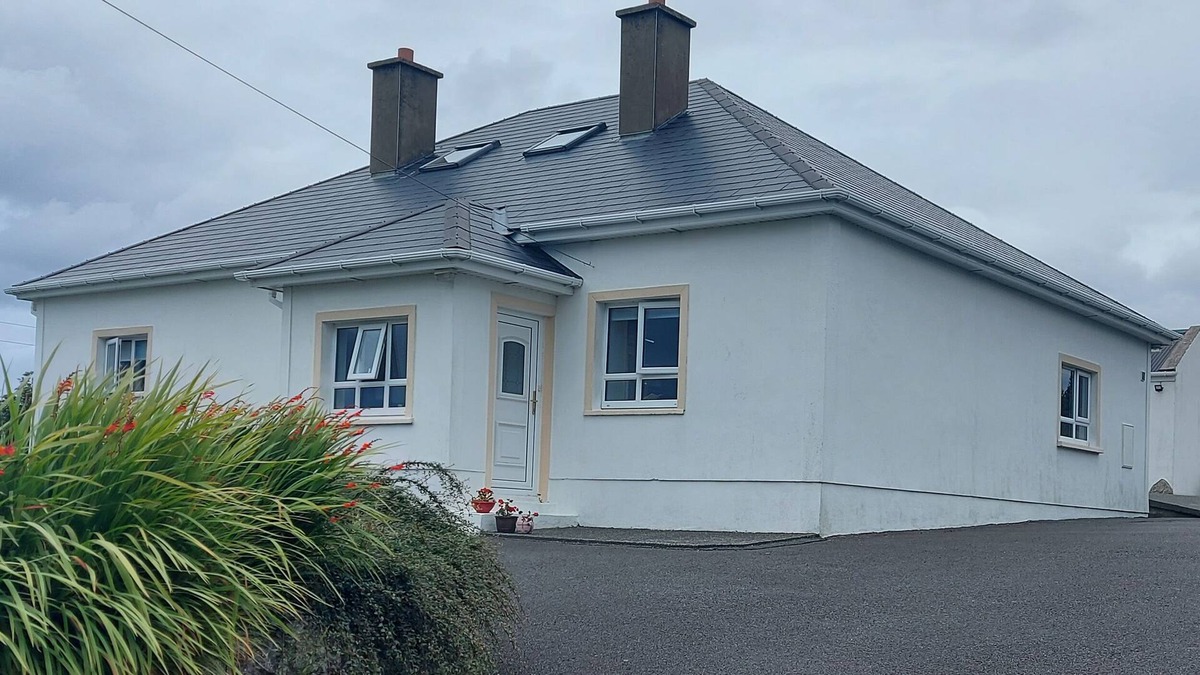 Bunbeg House | ARD AN PHÍOBAIRE, pet friendly in Derrybeg, County Donegal
