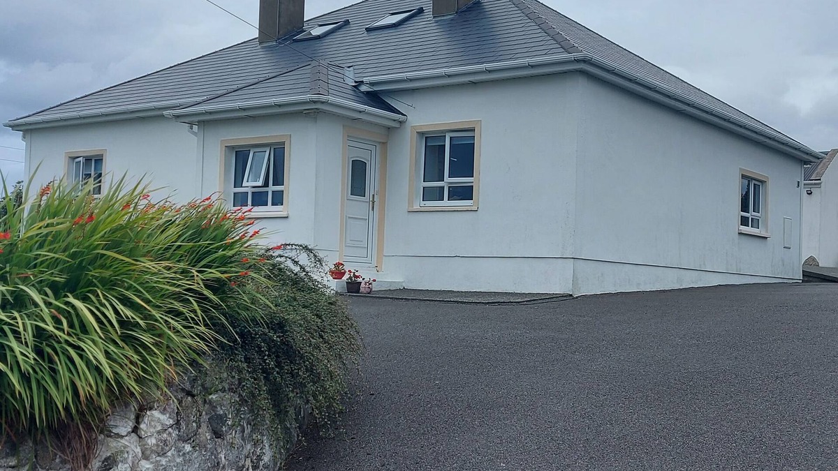 Bunbeg House | ARD AN PHÍOBAIRE, pet friendly in Derrybeg, County Donegal