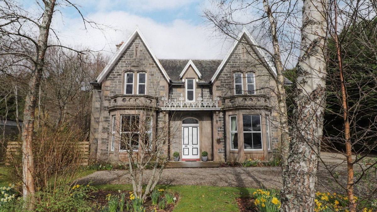 Kingussie House | ARDEN HOUSE, family friendly, character holiday cottage in Kingussie