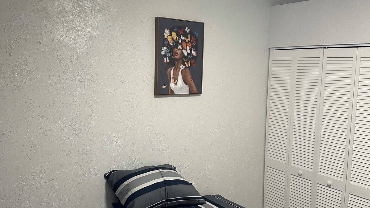 Ives Estates Apartment | Are you looking for a cozy room to rent in a prime location? Look no further!