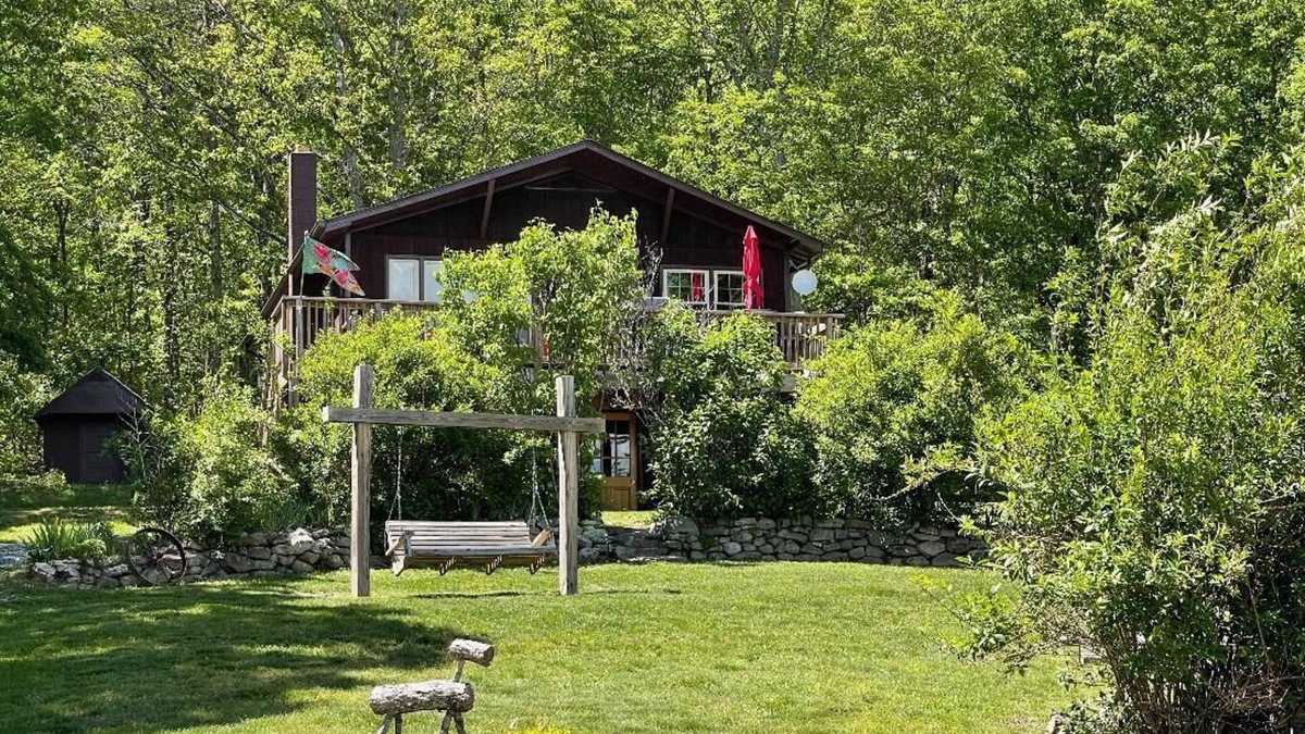 Luray Cabin | Are you ready to relax and enjoy the fresh mountain air in privacy?