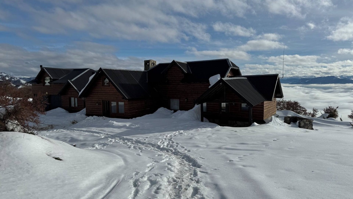 Lanin National Park House | Argentinian Patagonia Andes ski, lake and mountainview