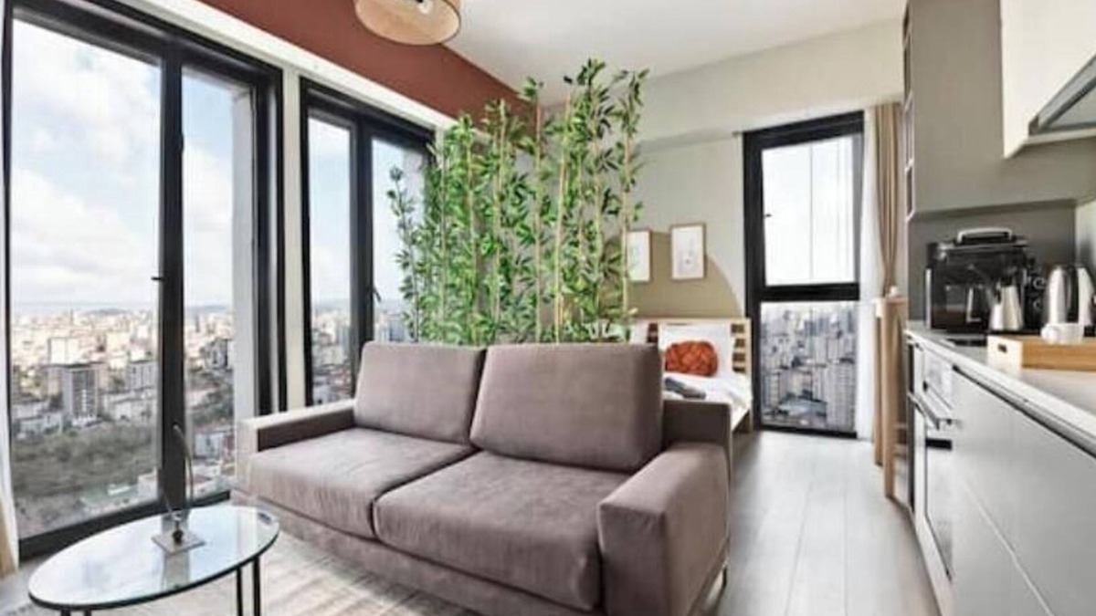 Umraniye Apartment | Aries - Charming Studio Apt w/Balcony Views