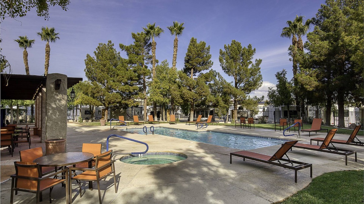 Paradise Hotel | Arizona Charlie's Boulder