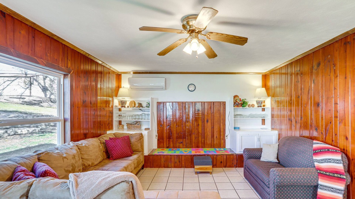 Henderson Cabin | Arkansas Cabin w/Deck < 1 Mi to Norfork Lake