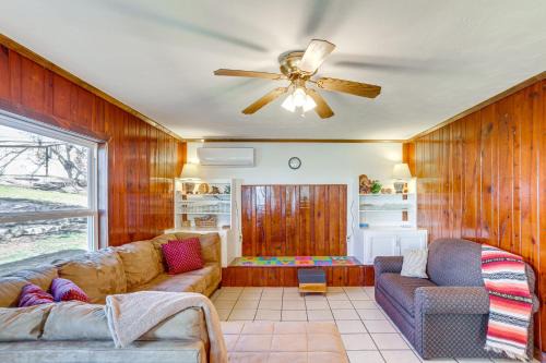 Henderson House | Arkansas Cabin with Deck Less Than 1 Mi to Norfork Lake