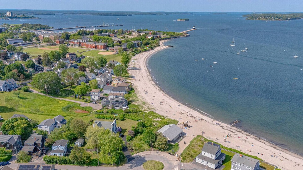 Willard Condo | Arlie's Digs! - One Block To Willard Beach!