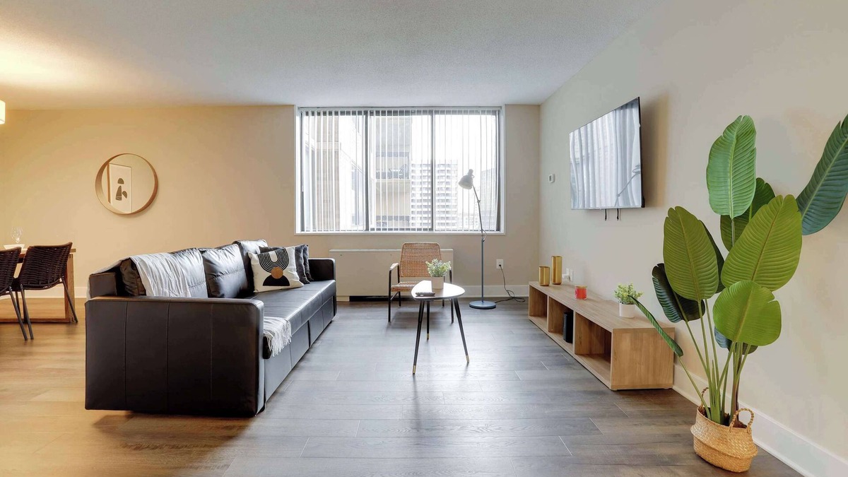 Crystal City Apartment | Arlington Apt W Pool | near Metro!