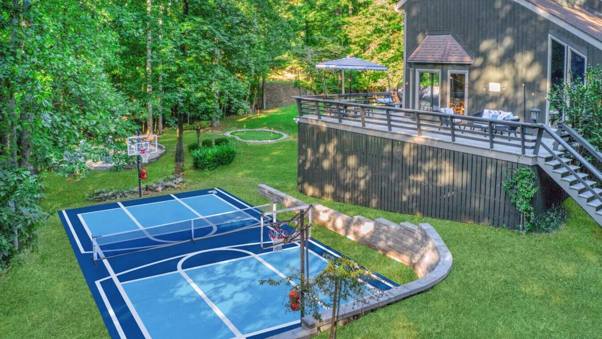 Jamestown House | Arlington Oasis | Sport Court, HotTub, Golf, Games