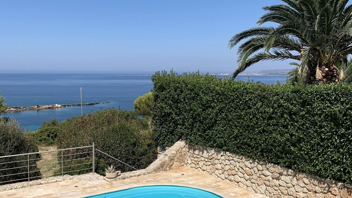 Minia Villa | Armorel Gold is a beautiful villa and studio in a fabulous location.