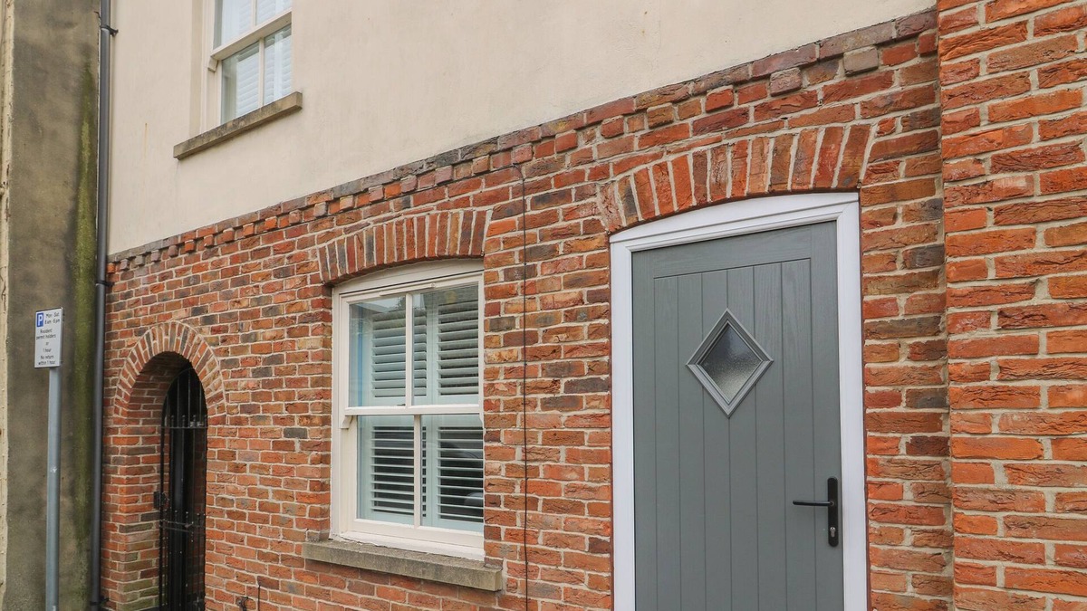 Beverley House | ARMSTRONG COTTAGE, family friendly, with a garden in Beverley